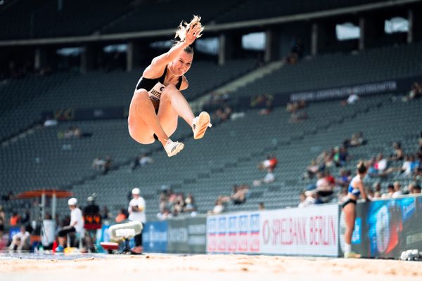 Kira Wittmann (LG Goettingen) im Dreisprung waehrend der deutschen Leichtathletik-Meisterschaften im Olympiastadion am 25.06.2022 in Berlin